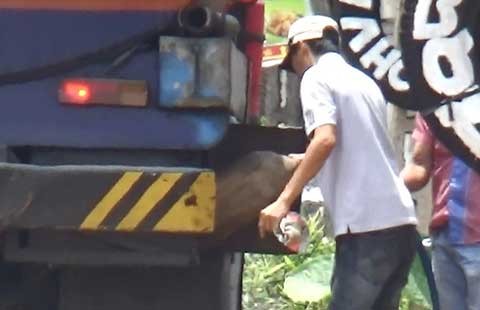 Hút trộm xăng dầu giữa quốc lộ