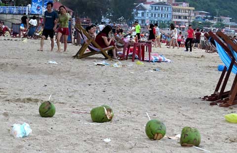 Rác vẫn ngập ở bãi biển Đồ Sơn