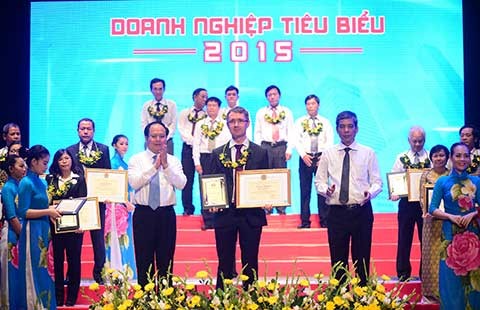 Home Credit nhận bằng khen của LĐLĐ TP.HCM