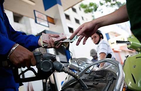 Bất thường trong cách tính thuế xăng?