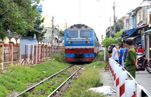 Đứng giữa đường ray bị tàu hỏa tông chết