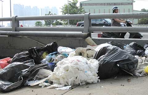 Lén đổ rác bừa bãi trên cầu