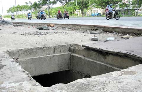 Hố ga mất nắp lộ miệng sâu hoắm