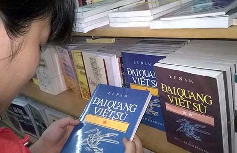 Công khai bày bán sách cấm