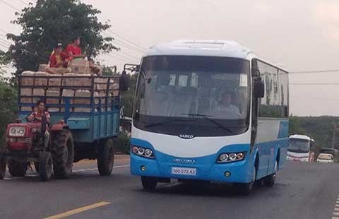 Xe công nông ngông nghênh trên phố