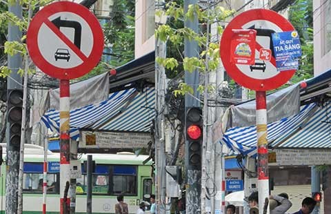 Đã gỡ tờ rơi che biển báo giao thông