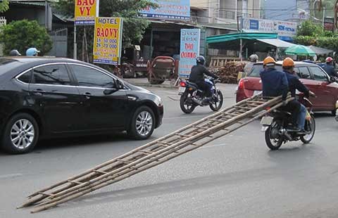 Thợ điện lôi thang không an toàn