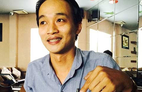 Người bị CSCĐ túm cổ áo: ‘Tôi không đánh võng!’