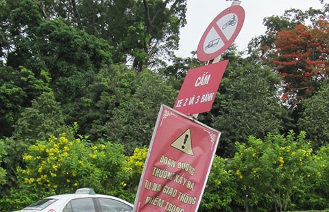Cột biển báo tai nạn bị tông nghiêng ngả