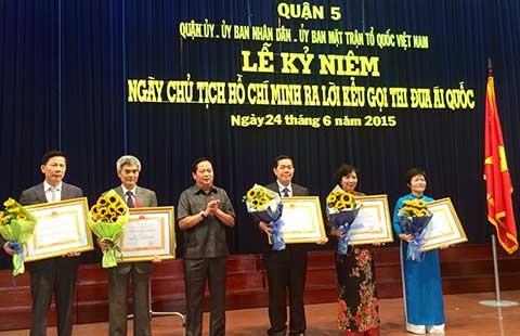 Quận 5 đón nhận huân chương Độc lập hạng Ba