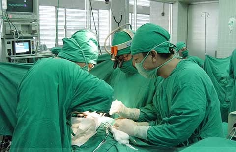 Bác sĩ bị kiện vì... xin nghỉ việc
