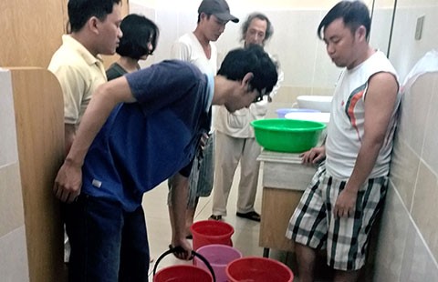 Cư dân ở ‘Chung cư bị cắt nước’ bị nhắn tin đe dọa