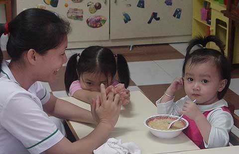 Công nhân chưa mặn gửi con nhà trẻ