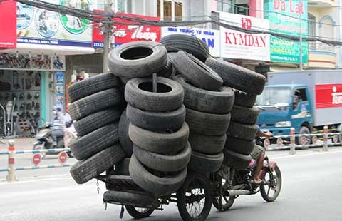 Chở vỏ xe quá khủng