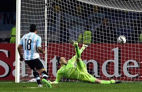 Người hùng Tevez đưa Argentina vào bán kết sau loạt luân lưu thứ 7
