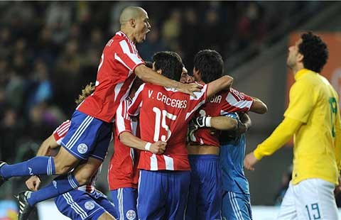 Tứ kết Copa America 2015: Brazil lại chết trên chấm 11m