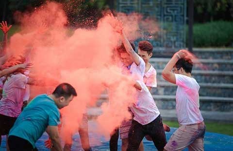 Chơi chọi bột màu, coi chừng lãnh độc tố