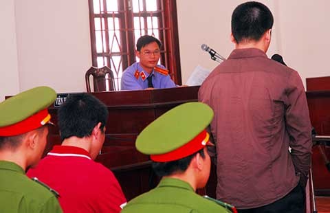Kiểm sát viên nên xét hỏi trước
