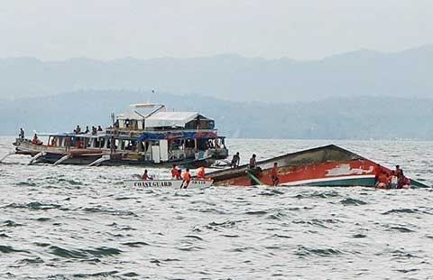 Phà chìm lật úp ở Philippines
