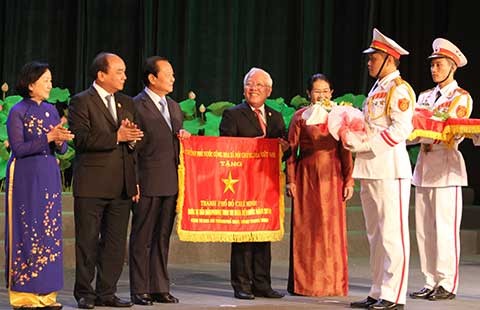 TP.HCM nhận cờ thi đua của Chính phủ