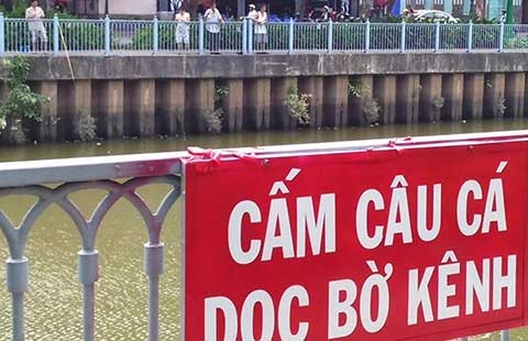 Câu cá trên kênh Nhiêu Lộc, dẹp được không?