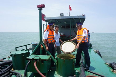 Tàu chở 260.000 lít dầu không rõ nguồn gốc