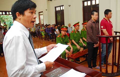 Cấp giấy chứng nhận bào chữa: Bên bỏ, bên giữ?