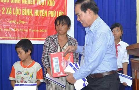 Tân Hiệp Phát tặng quà cho học sinh nghèo Huế, Đà Nẵng