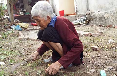 Con dùng chổi đánh mẹ 93 tuổi