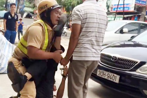 Đã vi phạm còn hành hung cảnh sát giao thông