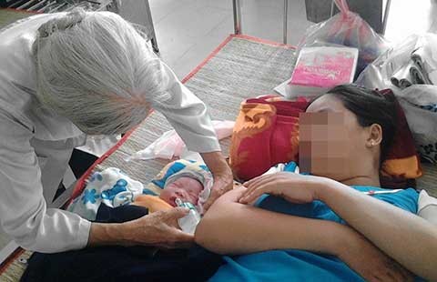 Một sản phụ muốn cho con vì quá khó khăn
