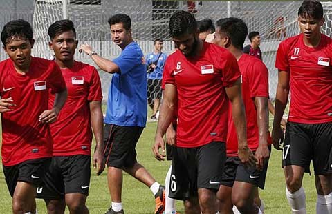 ‘LĐBĐ bỏ rơi U-23 Singapore!’
