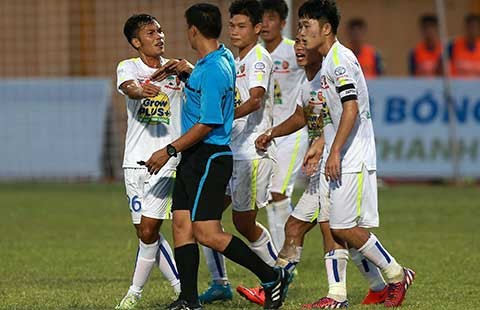 HA Gia Lai được trọng tài ưu ái?