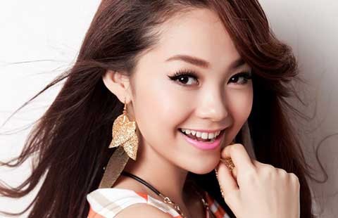 Minh Hằng chấm thi bikini