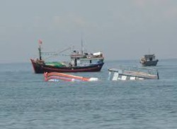 Cứu 19 ngư dân trên ba tàu bị chìm
