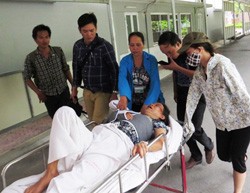Vụ xe bánh xích chèn người: Thoát chết là nhờ đống cát?