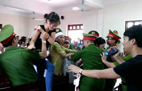 Vụ 'quan tài diễu phố': Người nhà nạn nhân ‘đại náo công đường’