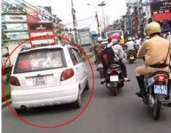 Rượt đuổi xe taxi trên quốc lộ 1A, bắt hai kẻ buôn ma túy