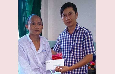 Trao tiền ủng hộ ‘thi sĩ chăn bò’