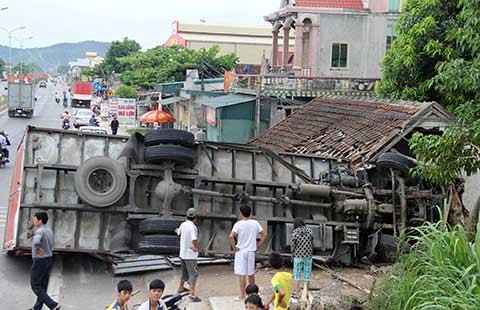 Ô tô đâm sập nhà dân, bốn người thoát chết