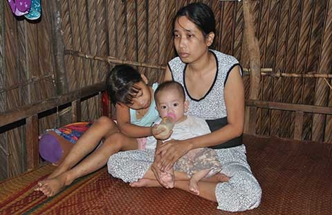 Người mẹ mù kiệt sức nuôi hai con nhỏ