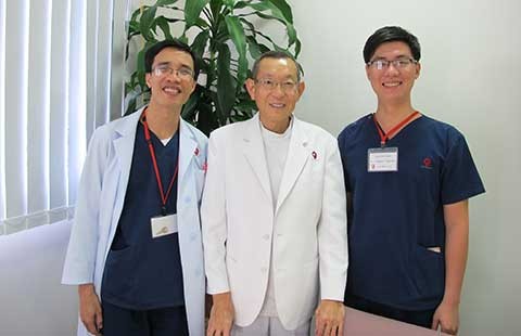 Chàng bác sĩ trẻ... đỡ đẻ