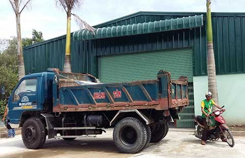 Đậu xe chắn cửa để… đòi nợ
