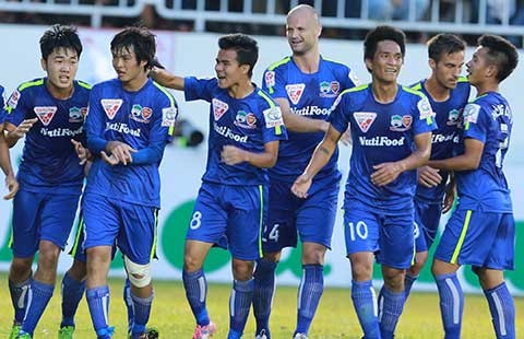 Đội hình hai thắng đương kim vô địch