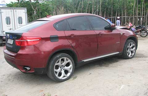 Lái xe sang tông chết người rồi bỏ trốn