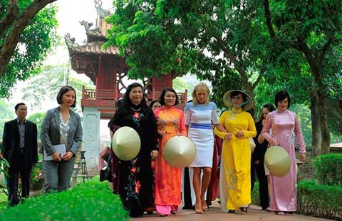 Phu nhân phó tổng thống Hoa Kỳ thăm Văn Miếu Quốc Tử Giám