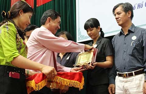 Tuyên dương những tấm gương vì người nghèo