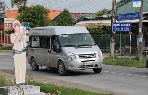 Dựng mô hình CSGT để răn đe tài xế chạy ẩu
