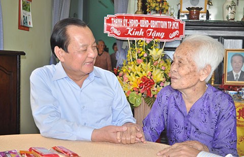 Lãnh đạo TP.HCM thăm mẹ Việt Nam anh hùng