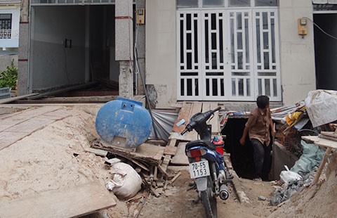Ra vào nhà phải trèo, phải chui
